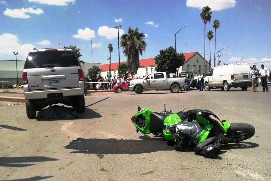 #MilManerasdeMorir número 15: Por no atropellar a un perro, mujer cae de su moto y muere