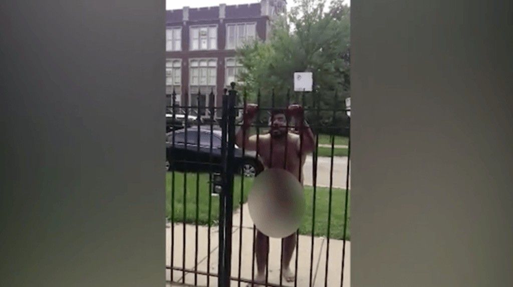 (VIDEO) Se corta su propio pene y sale corriendo desnudo por la calle