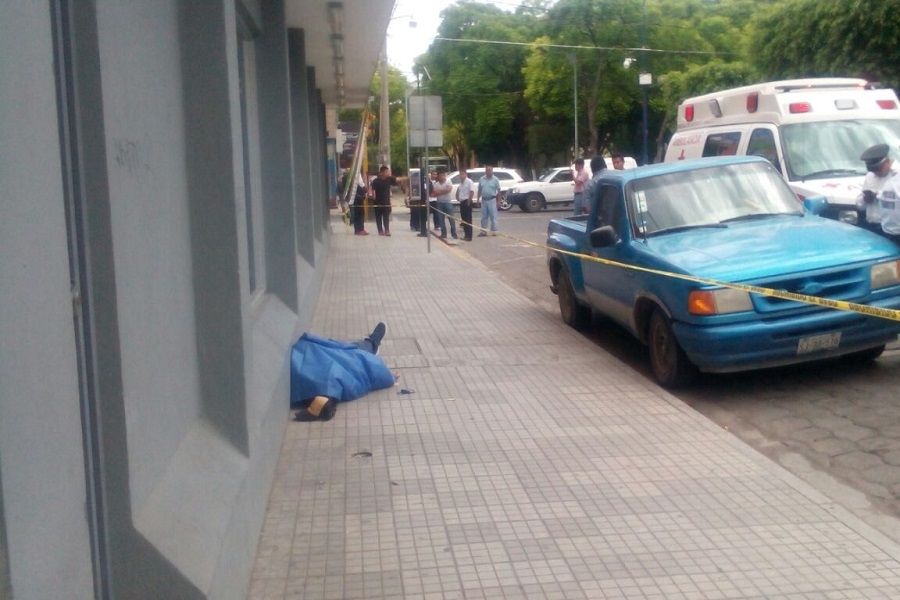 #MilManerasdeMorir Número 45: Se atraganta con una torta y muere en plena calle de Tehuacán