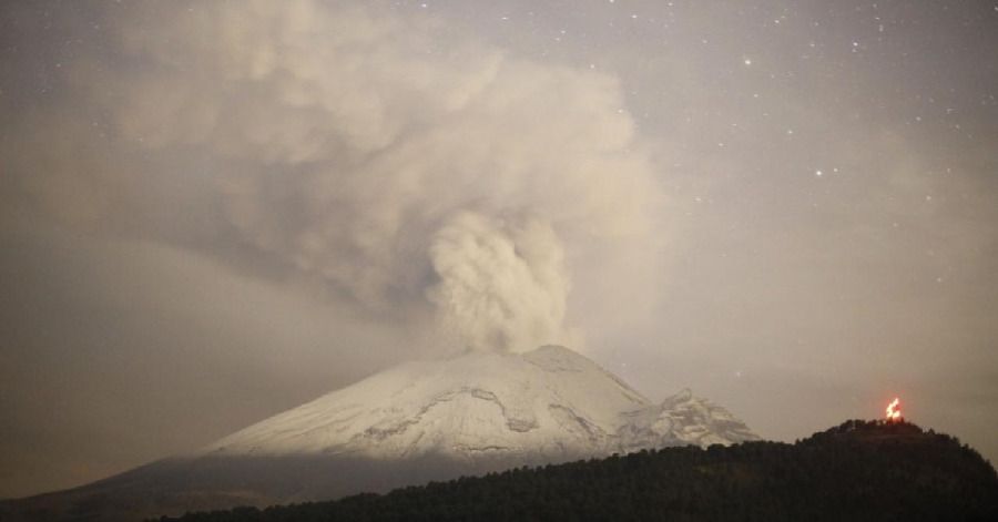 El volcán Popocatépetl lanza fumarola de un kilómetro de altura