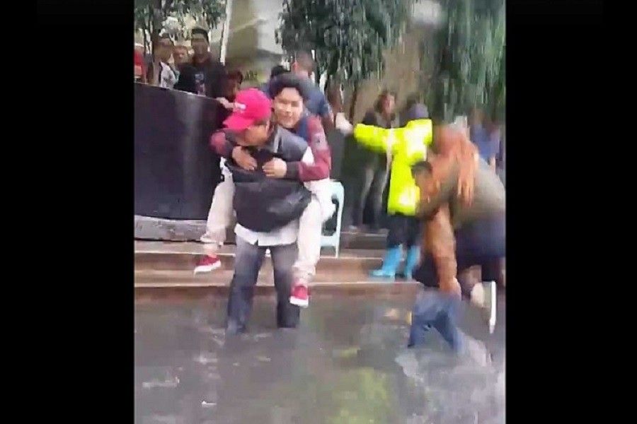 &iexcl;S&uacute;bale hay lugares! Por $5 te ayudan a cruzar &lsquo;de a caballito&rsquo; calle inundada (VIDEO)