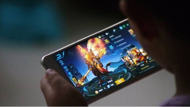 Mujer pierde la vista tras jugar con su celular un d&iacute;a entero