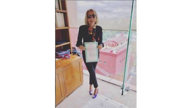 Presume Laura Bozzo en redes sociales que &iexcl;ya es mexicana!