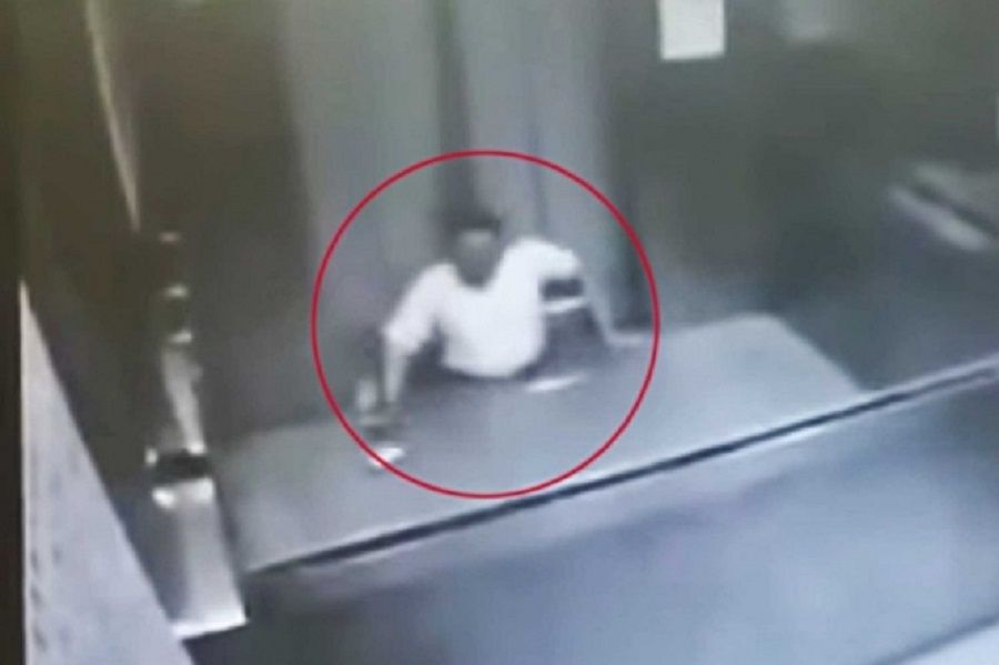 #MilManerasdeMorir número 41: se queda atorado en un elevador y lo parte en dos (VIDEO)