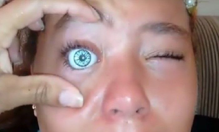 WTF??!!! Chica se pone el ojo de una mu&ntilde;eca&hellip; y claro que sufre las consecuencias