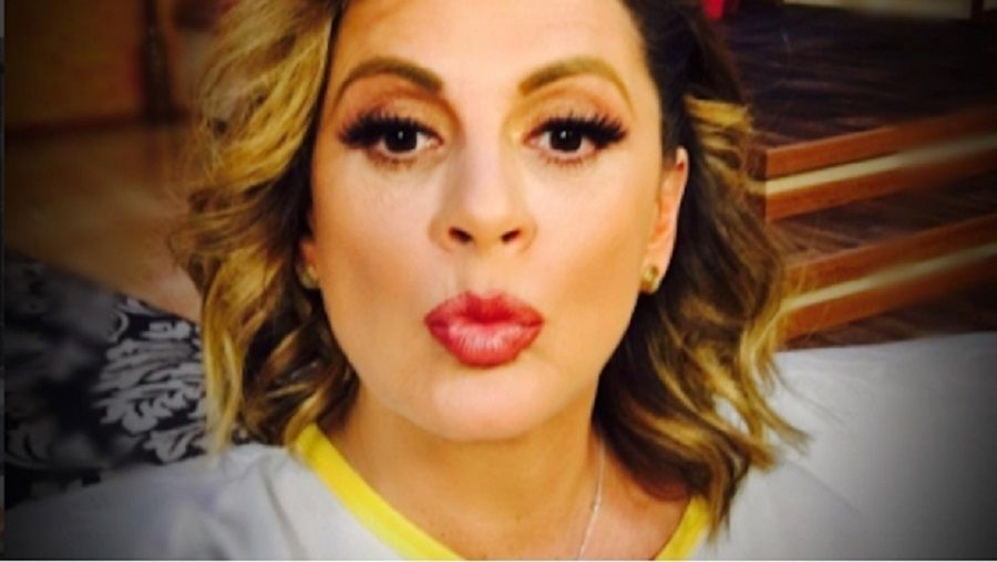Avienta Roxana Castellanos sus tacones a un compa&ntilde;ero