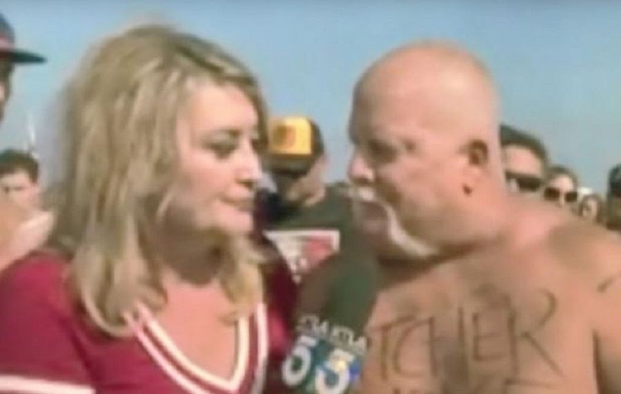 &iexcl;Gu&aacute;cala! En plena entrevista vomitan a la reportera