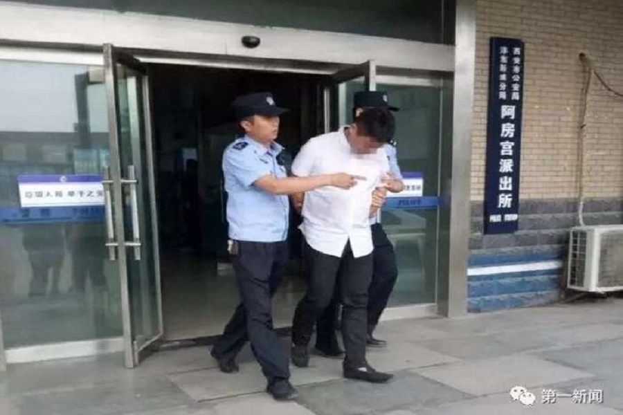 Paga a personas para que se hagan pasar por su familia en su boda y lo detienen