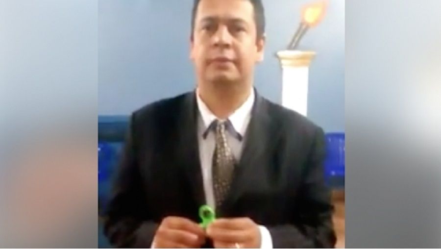 Asegura pastor que el 'spinner' es un juguete sat&aacute;nico (VIDEO)