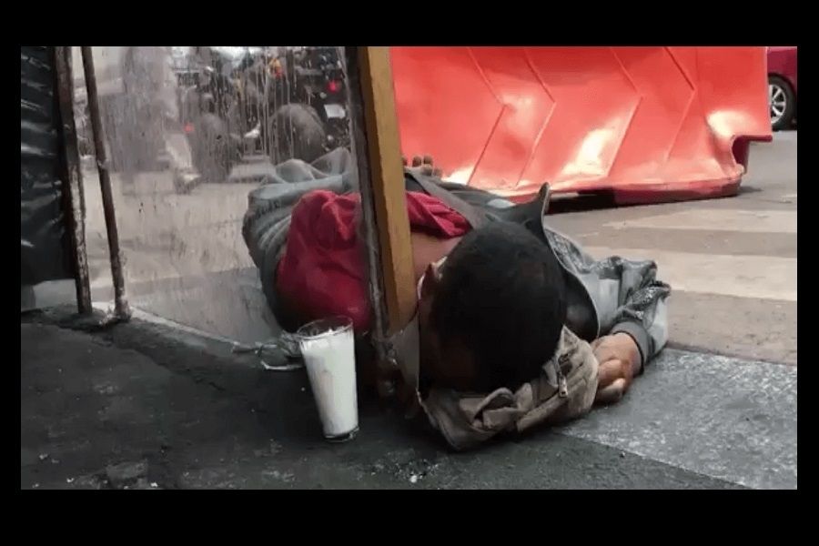 #MilManerasdeMorir número 35: Apuesta 40 pesos por tomarse un litro de alcohol y muere (VIDEO)