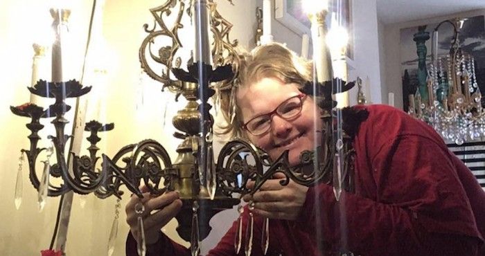 Mujer asegura sentir atracci&oacute;n sexual hacia los candelabros y le propone matrimonio a uno llamado &ldquo;Lumiere&rdquo;