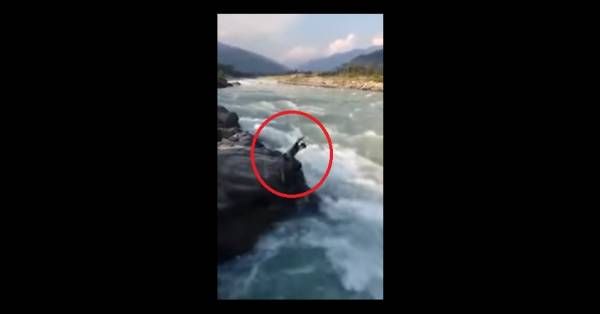 #MilManerasdeMorir Número 79: Mientras sus amigos le tomaban una foto, resbaló de una roca y cayó al río (VIDEO)