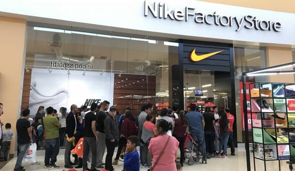 Nike Outlet en Puebla se vuelve la sensación del Buen Fin; hacen fila más  de una hora para entrar a comprar