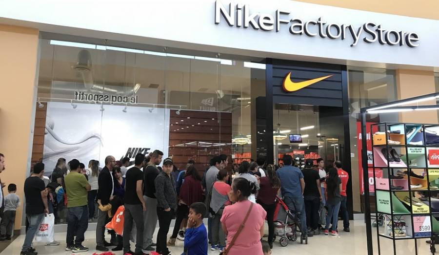 Outlet en Puebla se vuelve la sensación del Buen Fin; hacen fila más de una hora entrar a comprar