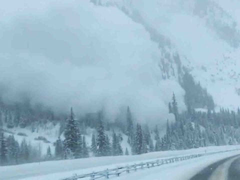 graban aterradora avalancha sepultando autopista en colorado 2