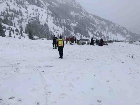 graban aterradora avalancha sepultando autopista en colorado 3