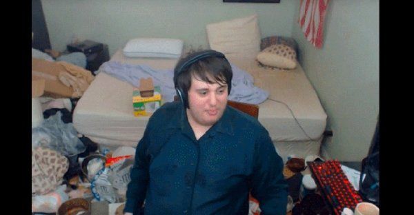 ¡Qué asco! Gamer limpia su habitación después de 14 años (VIDEO)