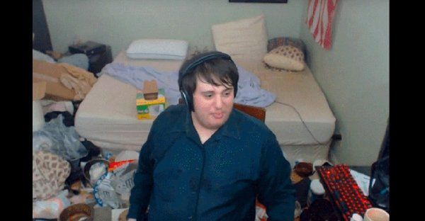 &iexcl;Qu&eacute; asco! Gamer limpia su habitaci&oacute;n despu&eacute;s de 14 a&ntilde;os (VIDEO)