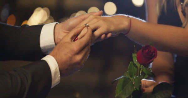 Va a pedir matrimonio a su novia y descubre que &iexcl;se acost&oacute; con su suegro!