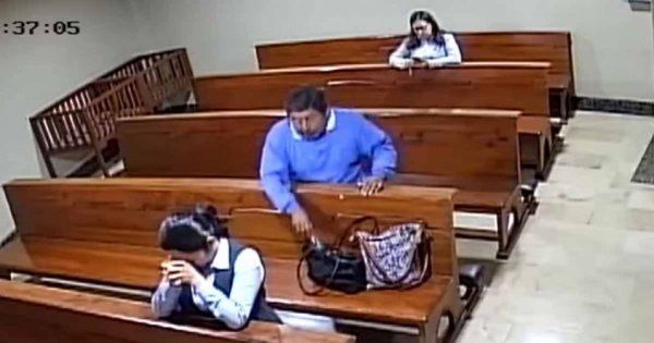 Hombre roba celular en iglesia y todavía se persigna al huir