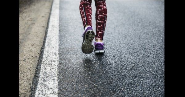 Por ver a una chica en ropa deportiva estrella su coche