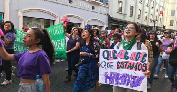 Colectivo "Coatlicue Siempre Viva" marcha en Puebla para exigir un alto a  la violencia contra la mujer (VIDEO)