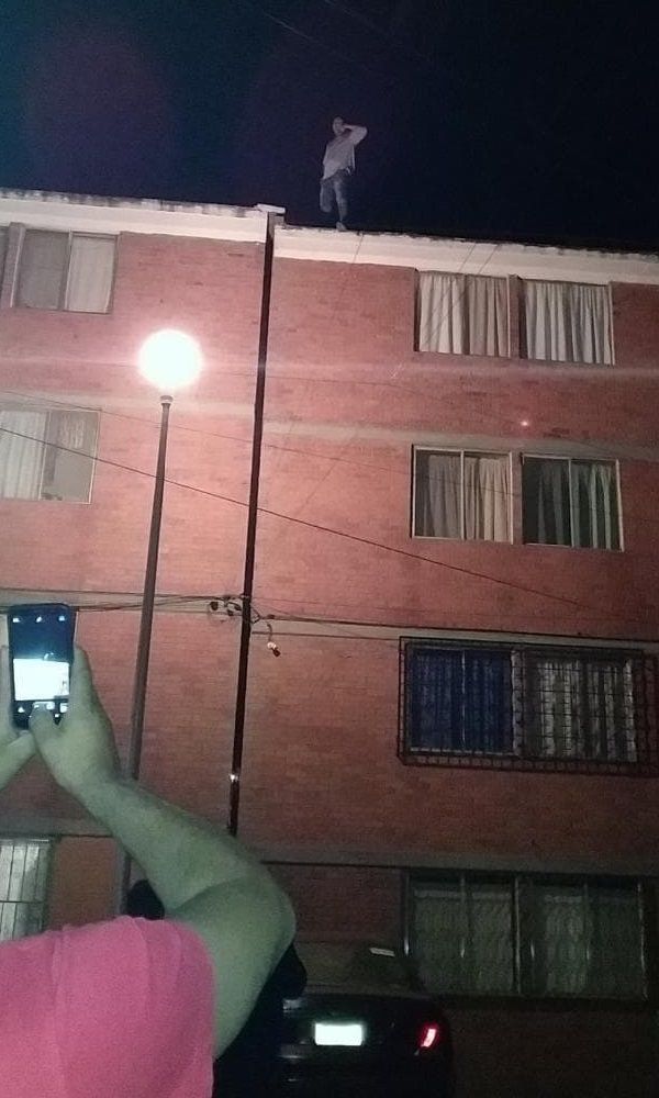 Un hombre amenaza con lanzarse de un edificio en San Bartolo