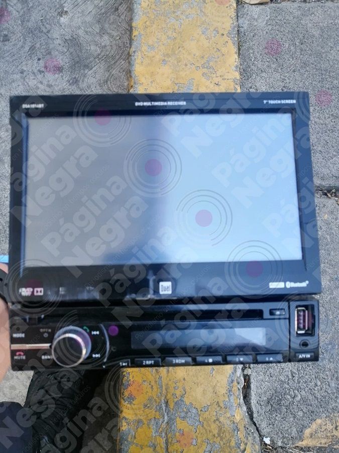 Uno de los artículos sustraídos fue este autoestéreo con pantalla