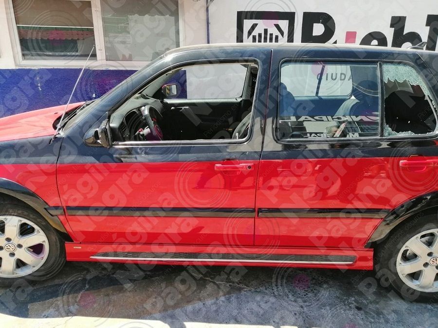 El vehículo afectado es un Volkswagen Golf color rojo con negro