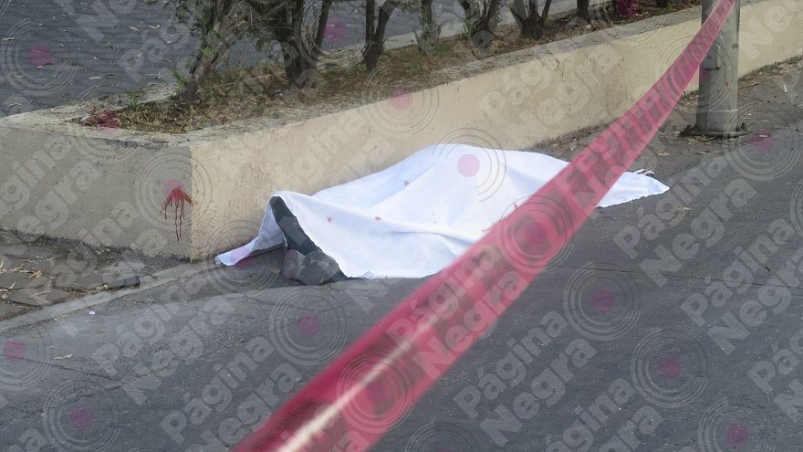 El cadáver quedó tendido en la entrada de un motel en Maravillas