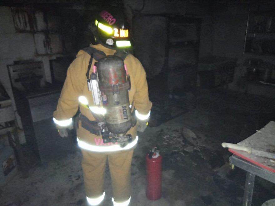 Los bomberos localizaron el fuego en el primer nivel del negocio