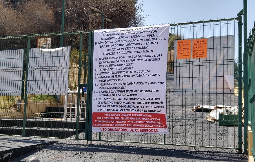 Esta es la lona puesta en el acceso hacia la iglesia de los Remedios