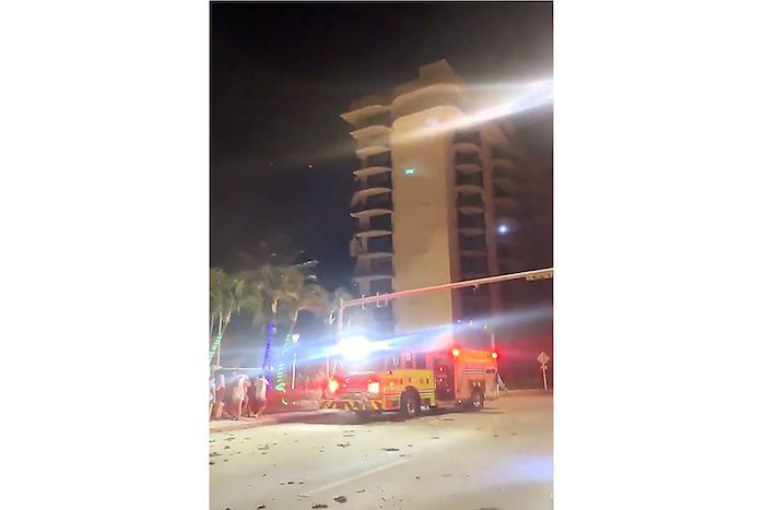 bomberos en edificio derrumbado en miami