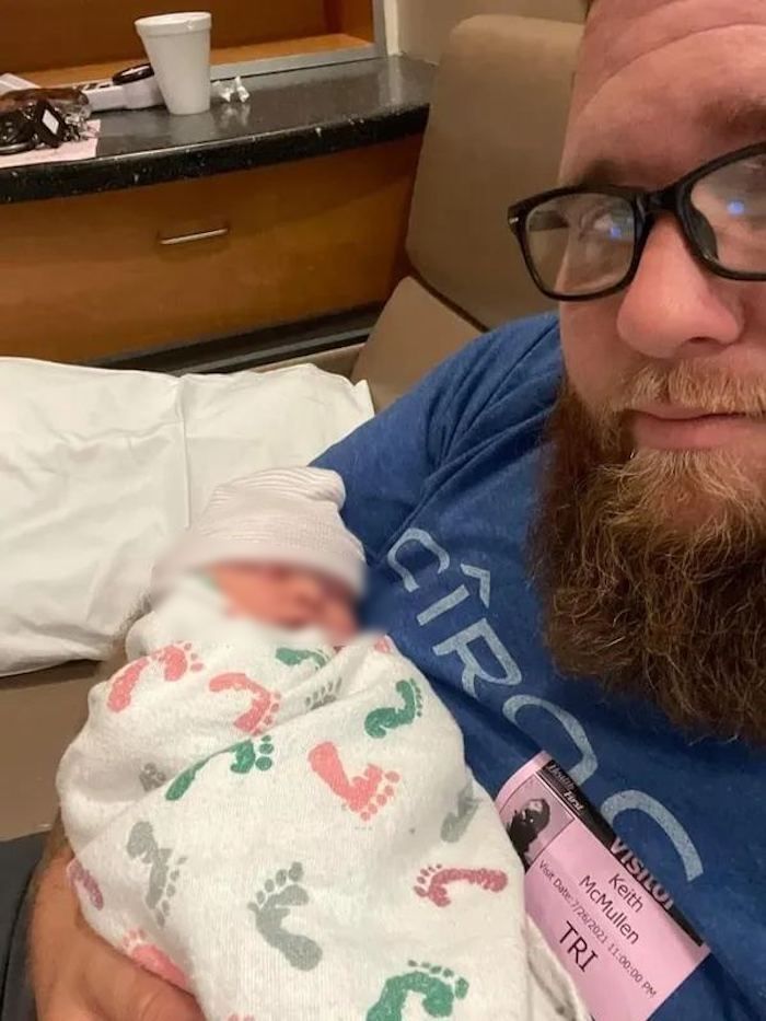 copia de marido de kristen mcmullen y su recien nacida