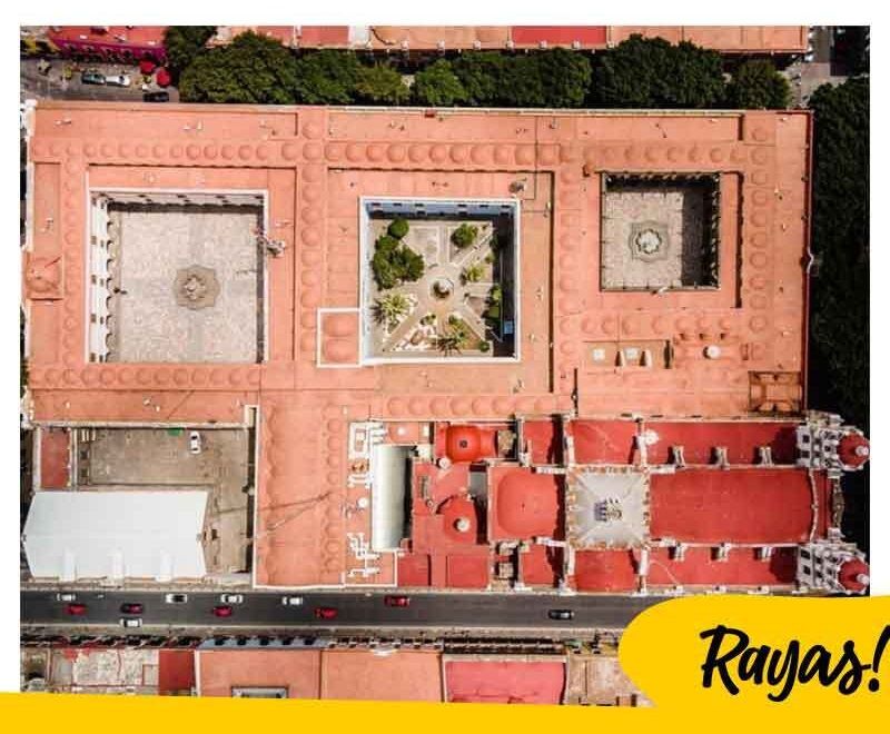 Toma aérea del Edificio Carolino de la BUAP.