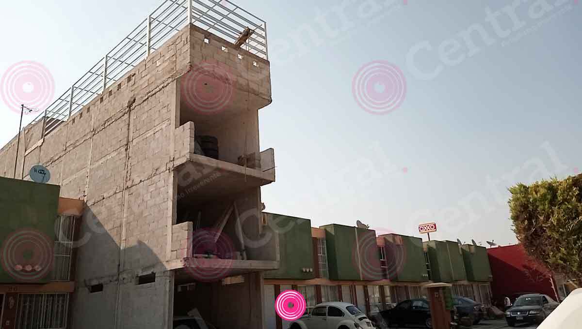 Esta casa de apenas 58 metros cuadrados fue ampliada con cuatro niveles, sigue en obra negra y vecinos aseguran que en la cima tiene una alberca.