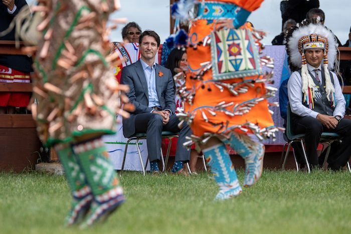 justin trudeau en comunidad indigena