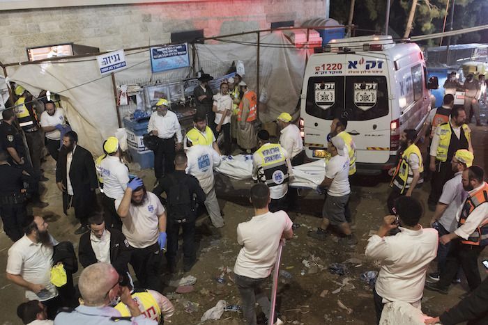 rescatistas cargan cuerpo de victima de estampida en israel