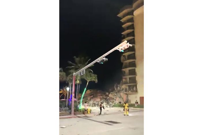 servicios de emergencia en edificio derrumbado en miami