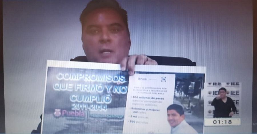 Eduardo Rivera Santamar&iacute;a inici&oacute; su participaci&oacute;n en el debate a la alcald&iacute;a de Puebla criticando a sus rivales del PAN y de Morena, Eduardo Rivera y Claudia Rivera, respectivamente.