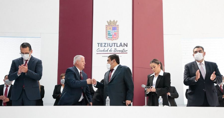 Miguel Barbosa asisti&oacute; a la toma de protesta del alcalde de Teziutl&aacute;n