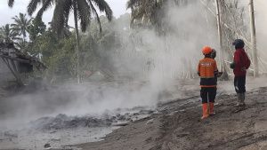 FOTOS: Así quedó la isla donde el volcán Semeru hizo erupción y dejo 14 muertos