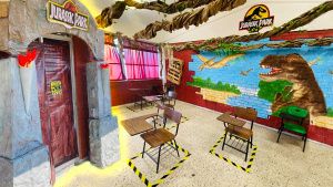 El Profe Chido recibe a sus alumnos con salón decorado al estilo Jurassic Park