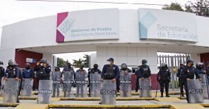 Acusa SEP que maestros colocaron cadenas en las entradas.