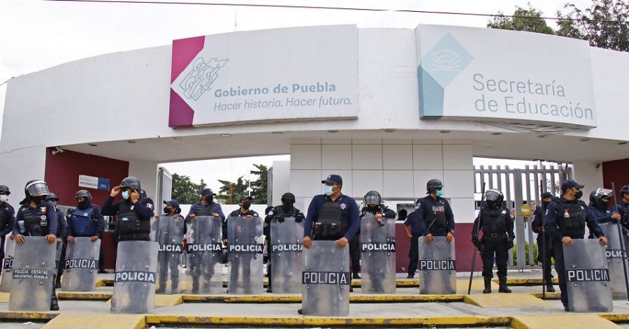 Acusa SEP que maestros colocaron cadenas en las entradas.