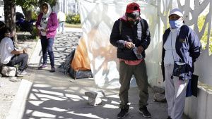 La familia Bola&ntilde;os acampa afuera de los hospitales por decisi&oacute;n propia: Barbosa