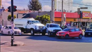 Choque entre patrulla de la Policía Estatal y auto deja a mujer lesionada en Puebla