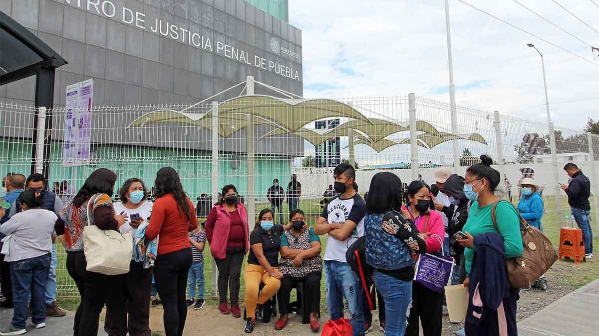 Luis Felipe, polic&iacute;a municipal de Tecamachalco, fue detenido en su primer d&iacute;a de trabajo; s&oacute;lo lleg&oacute; como apoyo