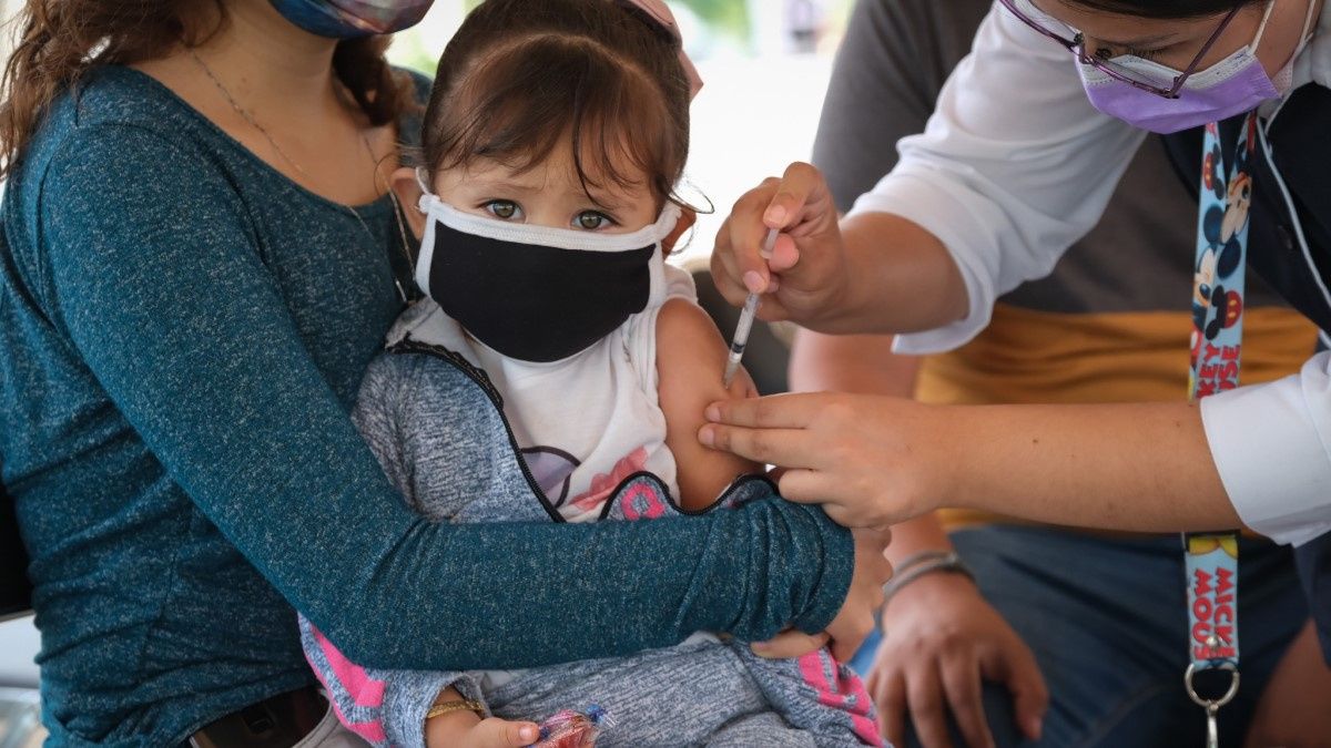 Vacunación covid en niños es “menos urgente” que en otros grupos: OMS