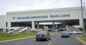 Acceso de la Terminal 2 del Aeropuerto Benito Ju&aacute;rez.